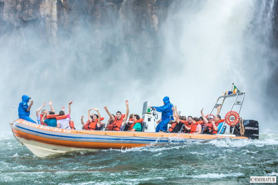 ブラジルの王道アクティビティ イグアスの滝のボートツアー たびせん Com